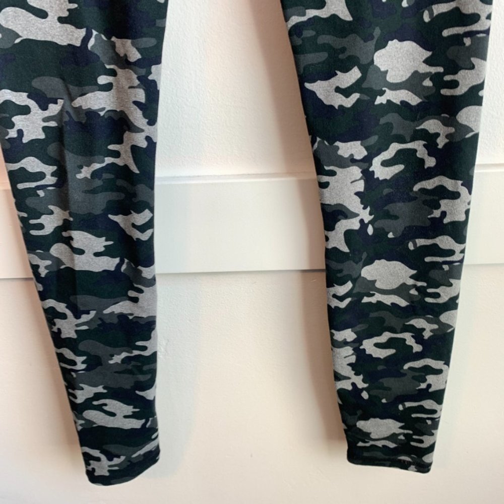 Fabletics Green and Gray Camo 7/8 Leggings - Picture 7 of 7